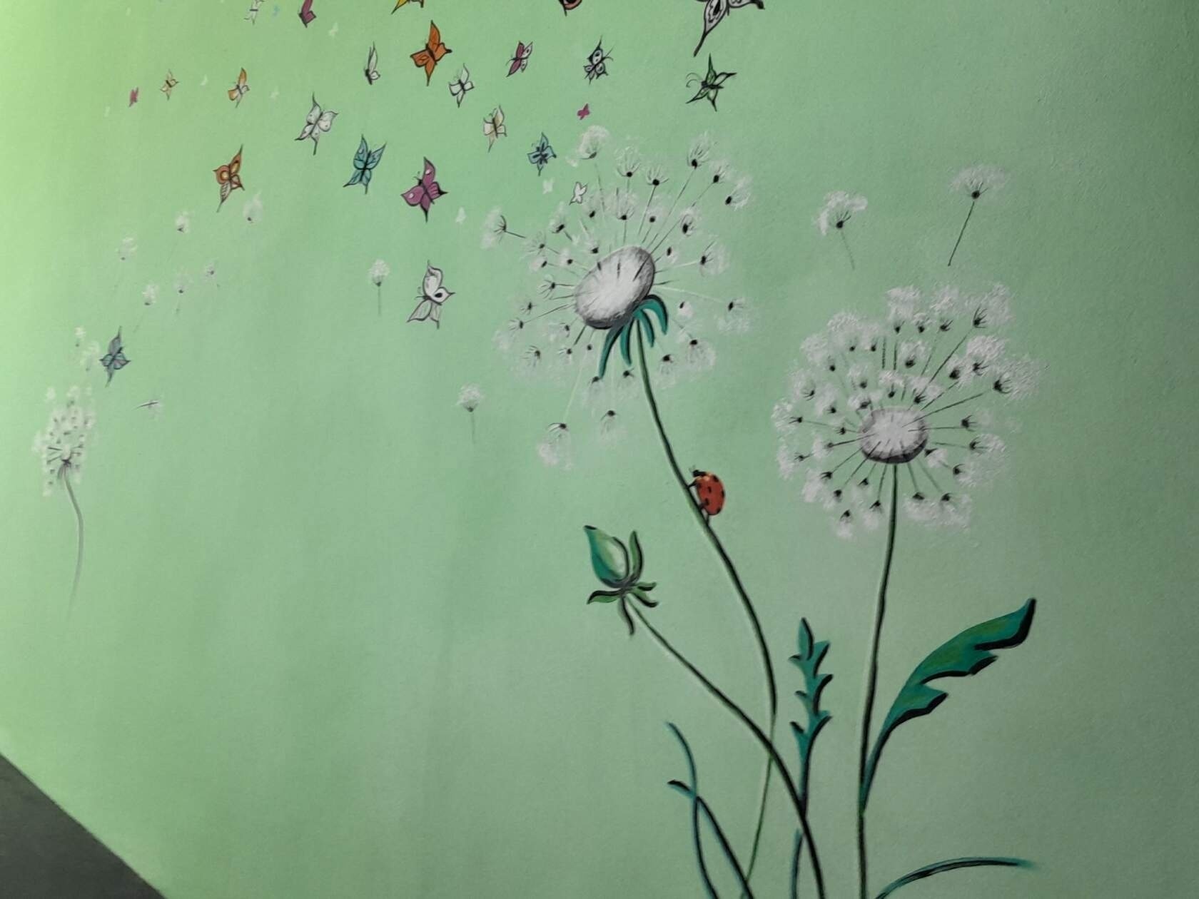 В одном из посёлков Башкирии жильцы заказывают роспись подъездов профессиональному художнику