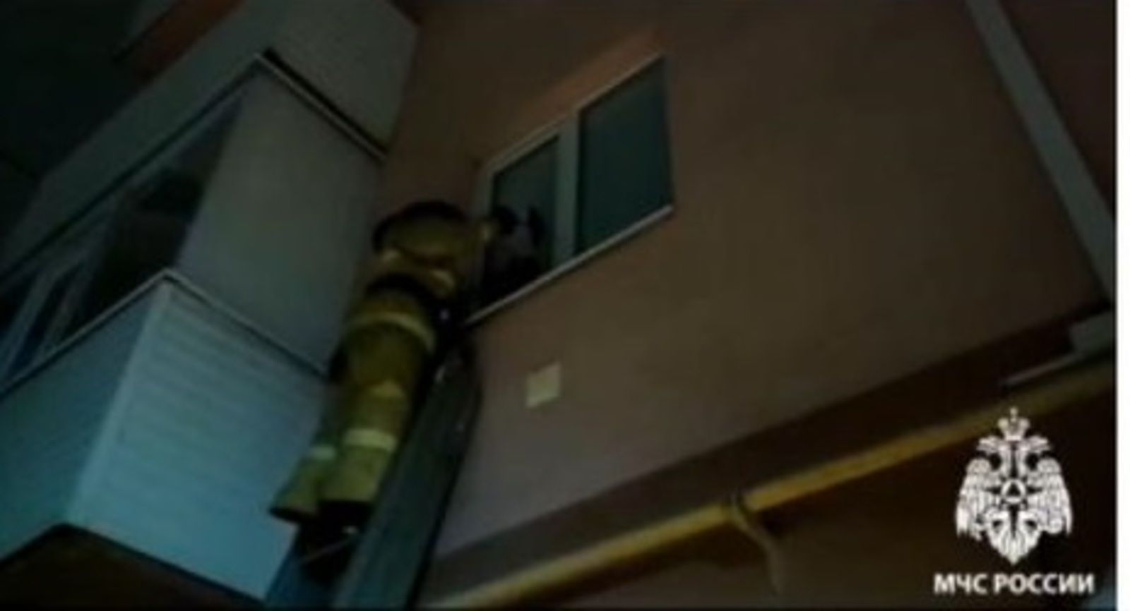 В Башкирии двухлетняя малышка закрылась в квартире. Спасателям пришлось лезть в окно