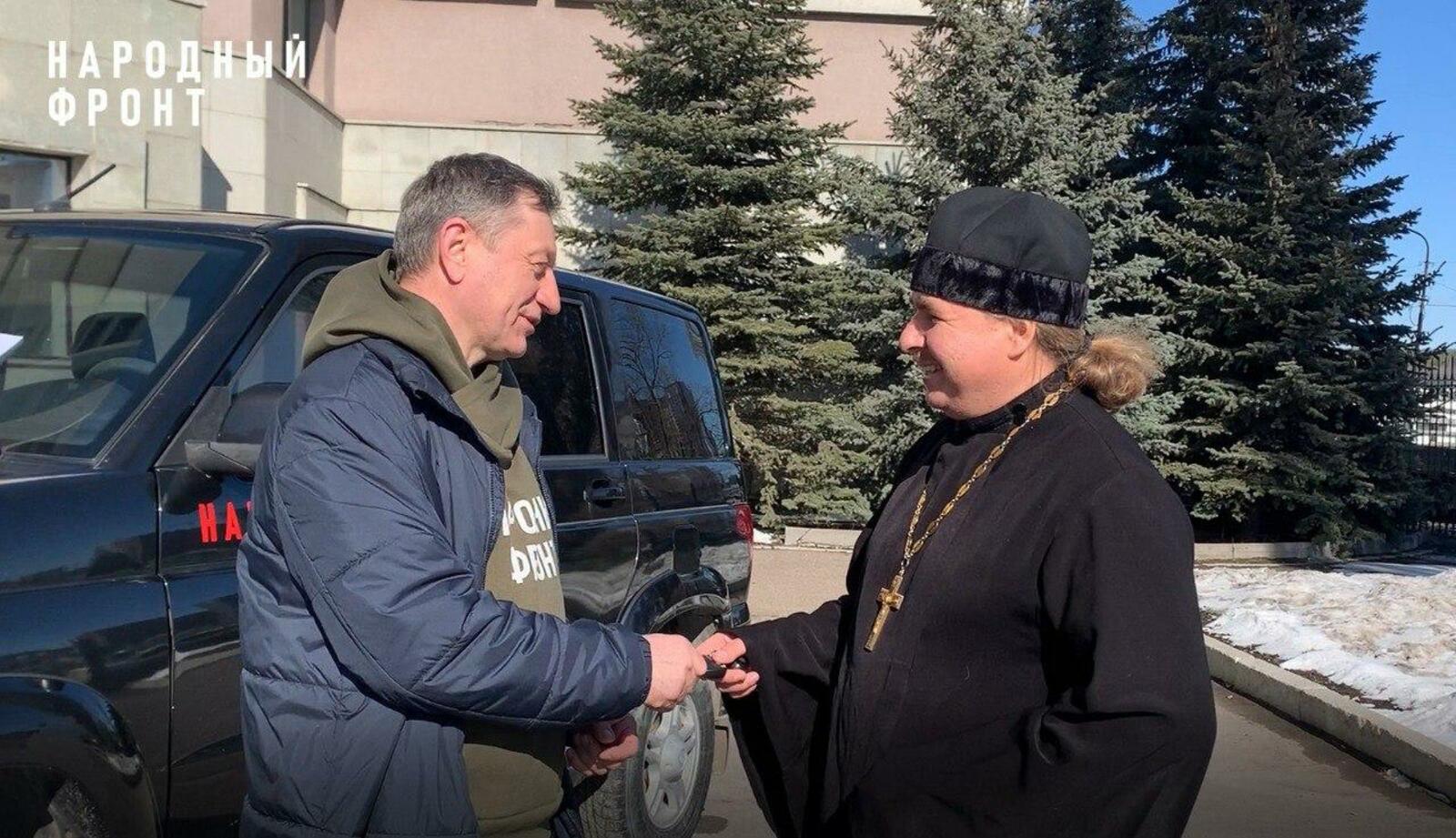 Народный фронт и налоговая служба Башкирии передали автомобиль полковому священнику в зоне СВО