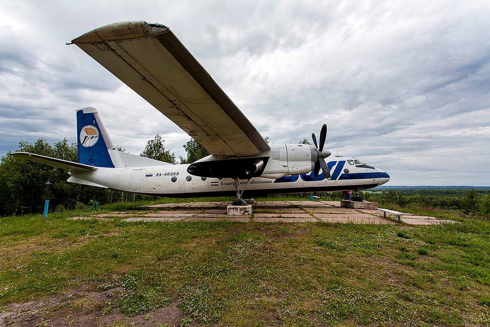 из архива автора Самолет Ан-24, установленный в селе Кушнаренково.