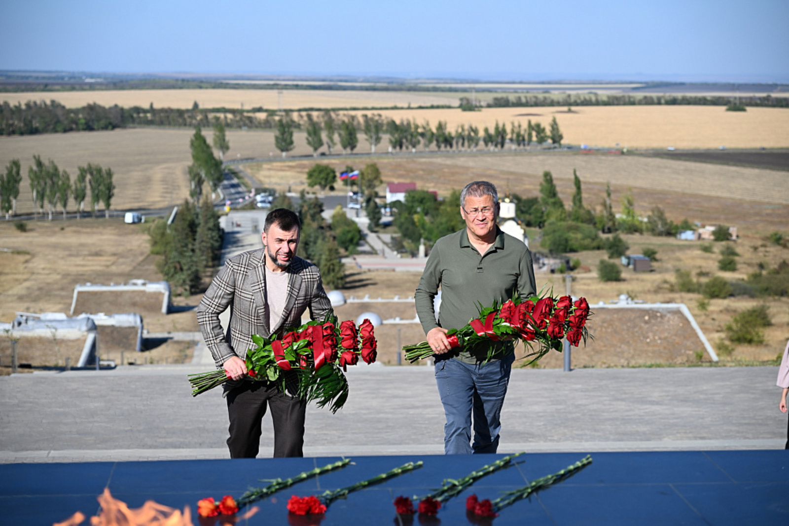 Радий Хабиров возложил цветы к «Саур-Могиле» в ДНР