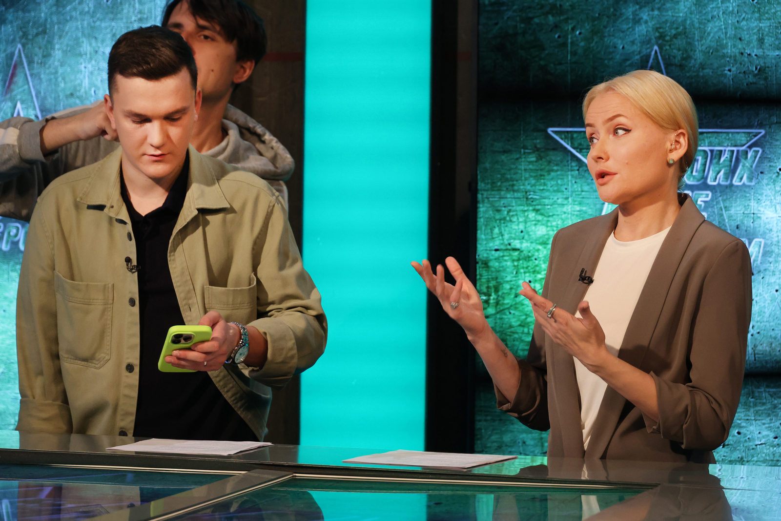 Александр ДАНИЛОВ  Артур Галеев и Юлия Краснова «сверяют часы» перед началом трансляции.