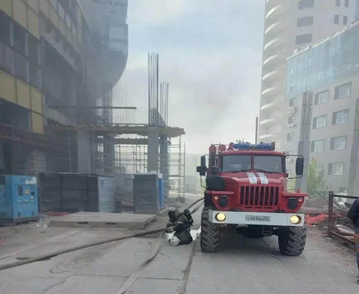 В центре Уфы вспыхнул пожар на стройплощадке