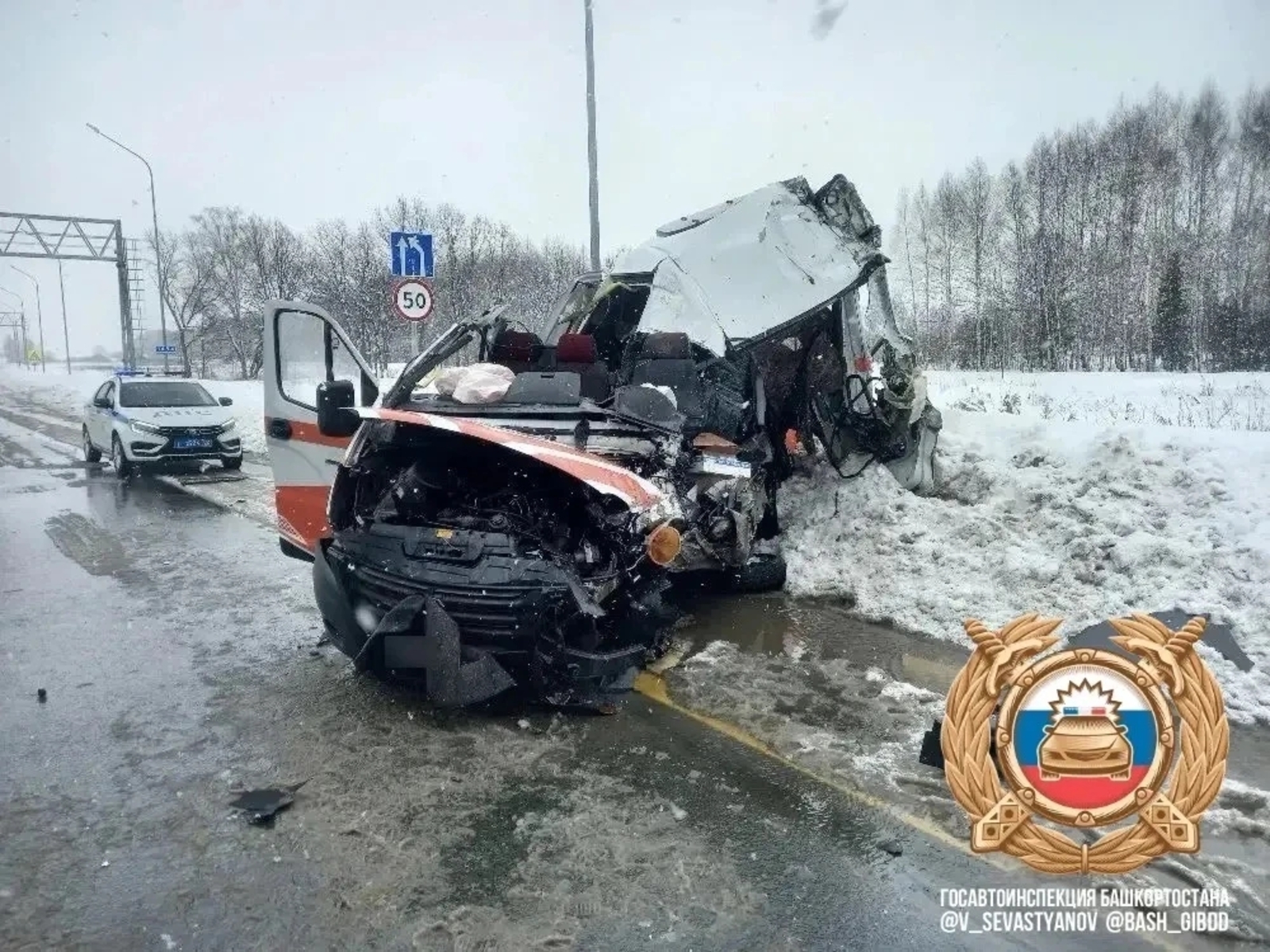 В Башкирии автобус дорожных служб врезался в фуру