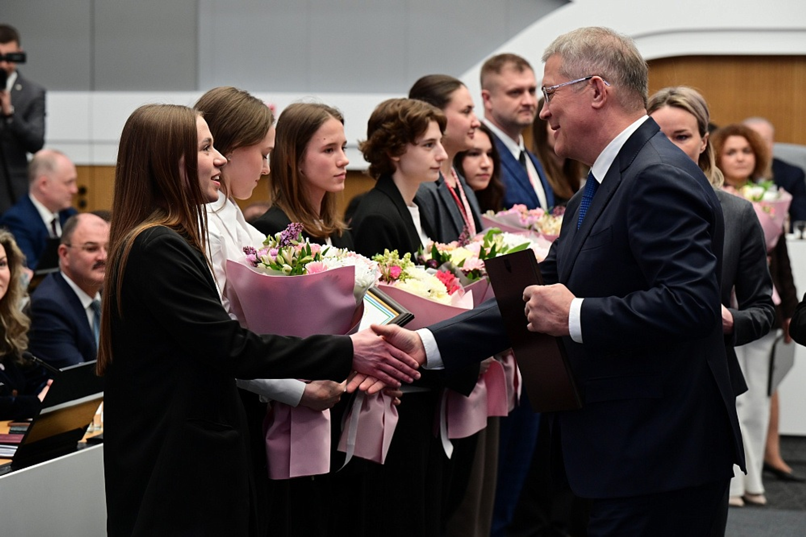 Радий Хабиров поздравил хоккеисток «Агидели» с чемпионством