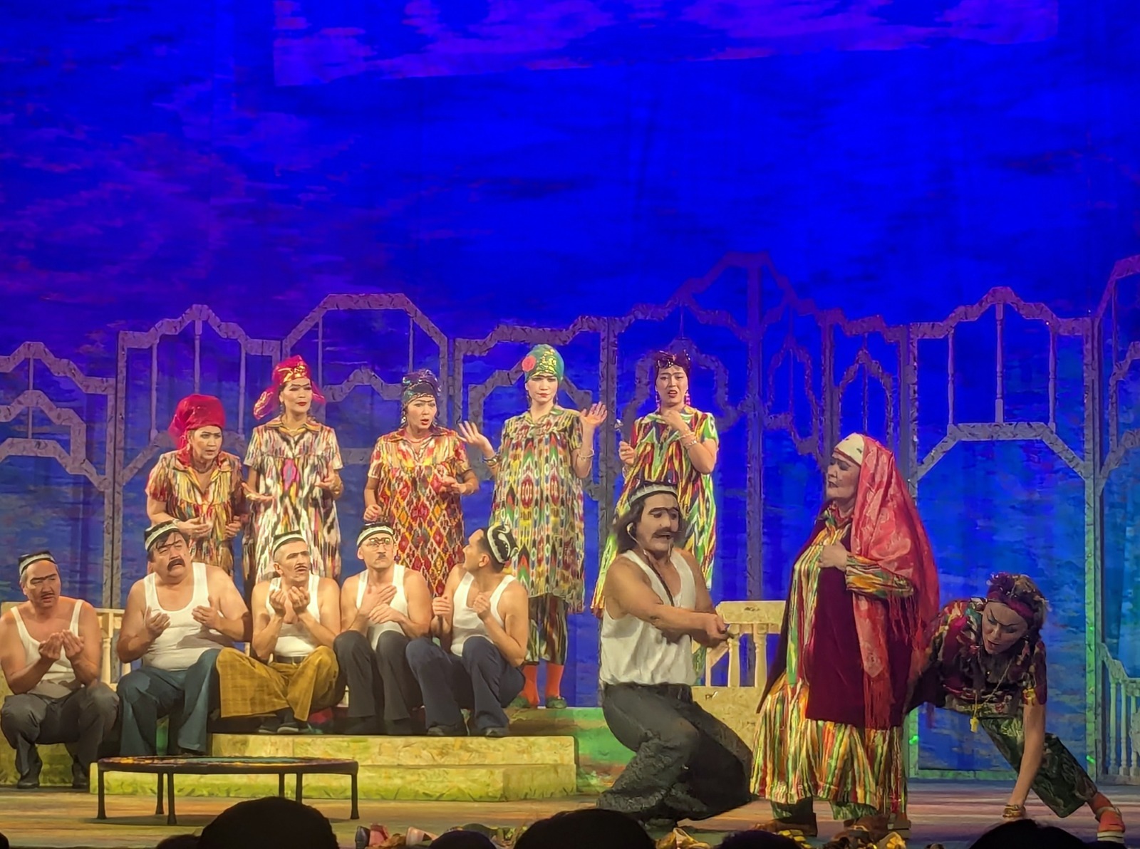 автора Сыновья и невестки у Фарман ханым в полном подчинении. До поры до времени.