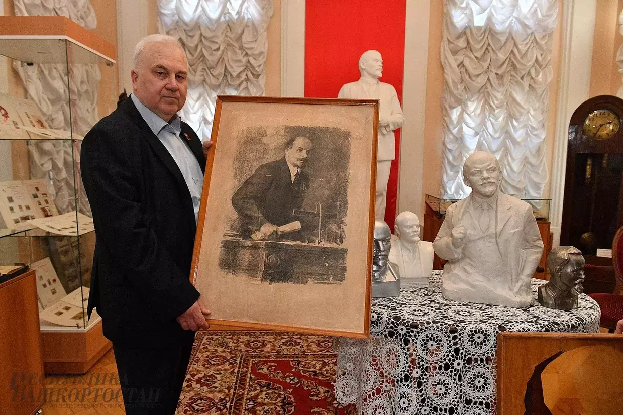 Врач-онколог из Уфы передал дому-музею Ленина бюсты вождя из своей коллекции