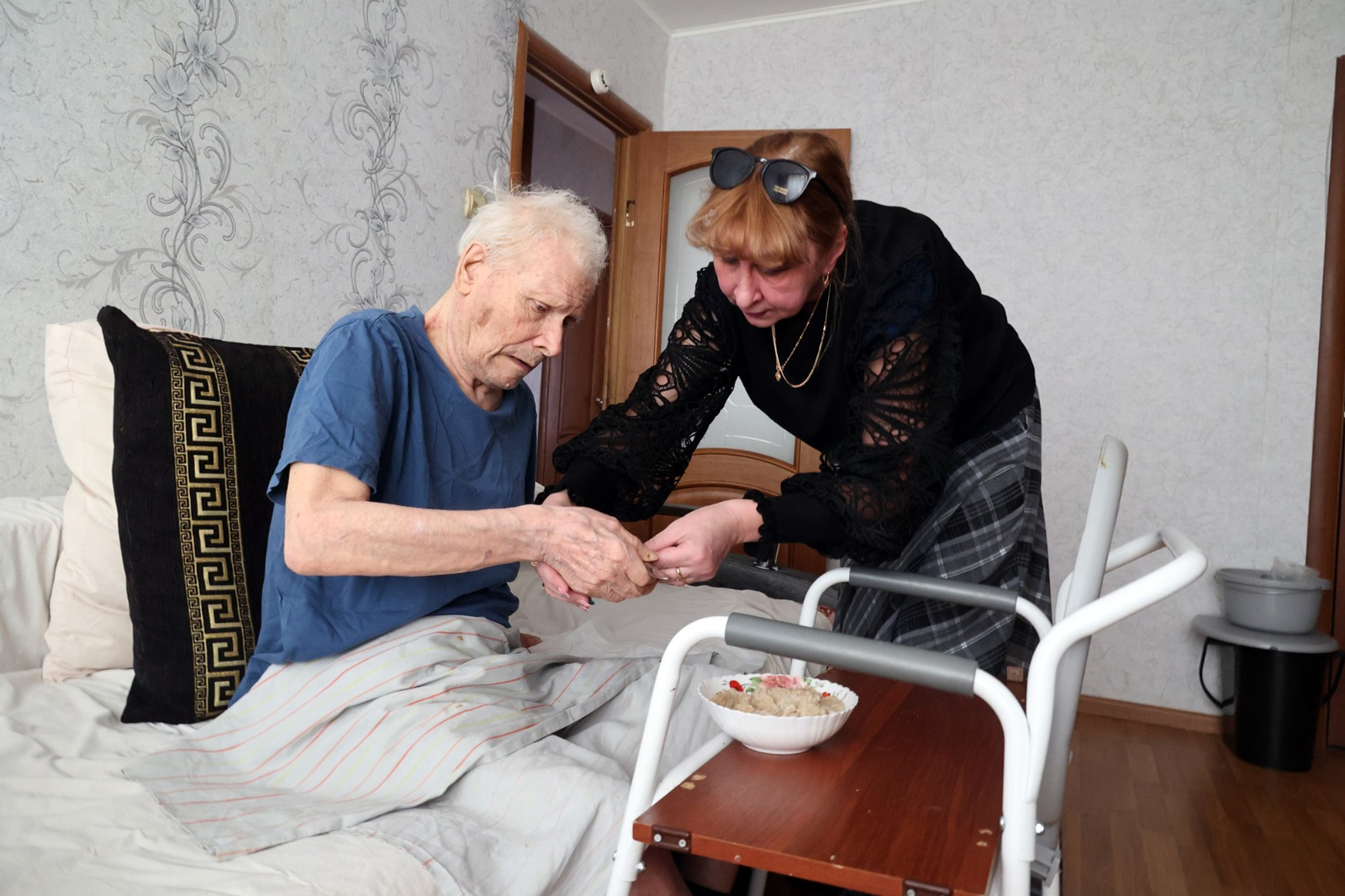 Александр ДАНИЛОВ  Социальные работники — самые важные люди для своих подо­печных.