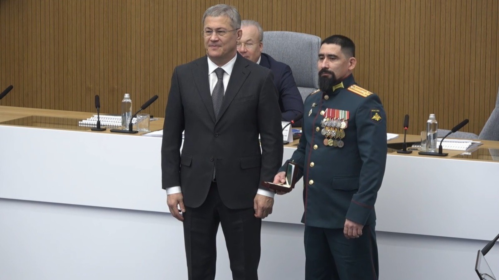 Глава Башкирии вручил орден генерала Шаймуратова полковнику Ринату Ибрагимову