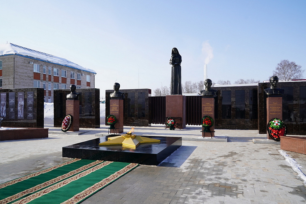 Глава Башкирии возложил цветы к мемориалу в селе Верхние Татышлы