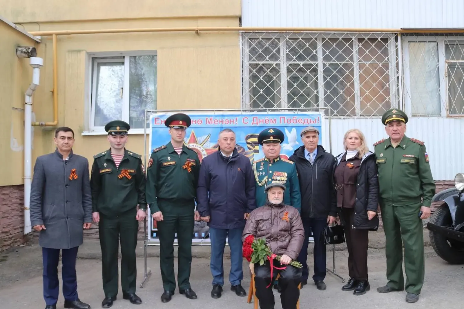 Сегодня в Уфе состоялся персональный «Парад у дома ветерана»