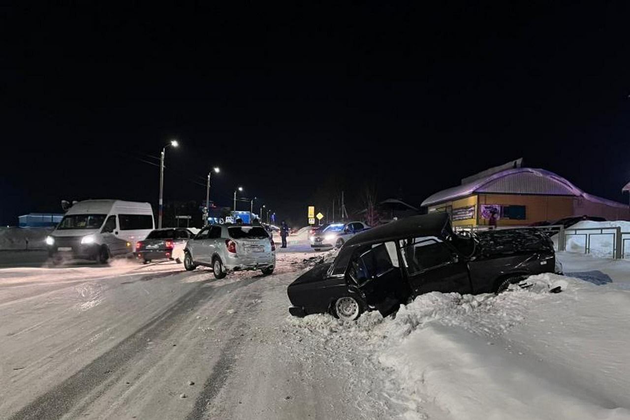 В Белорецке в аварии пострадали водитель и пассажирка «ВАЗ-2107»