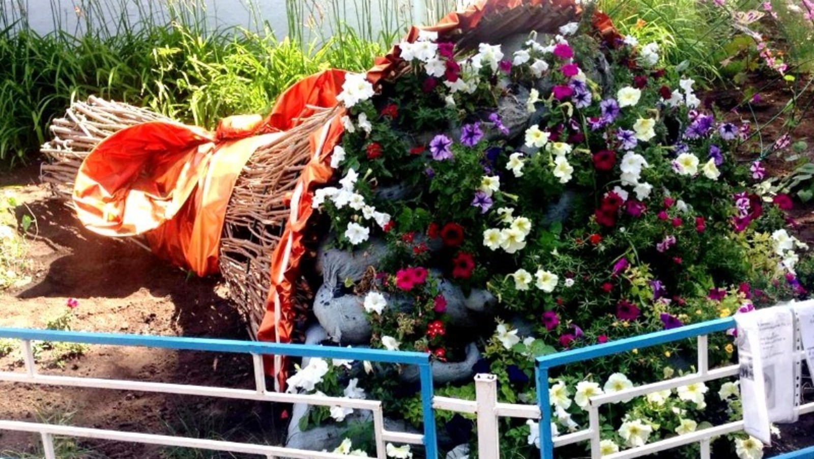 На клумбе в башкирском городе Давлеканово появился цветочный букет размером с автомобиль