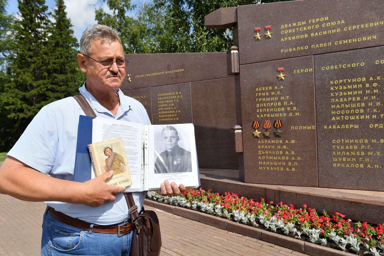 Альберт ЗАГИРОВ  Андрей Янкин рассказал о Героях Советского Союза, чьи имена высечены на стелах в парке Победы.