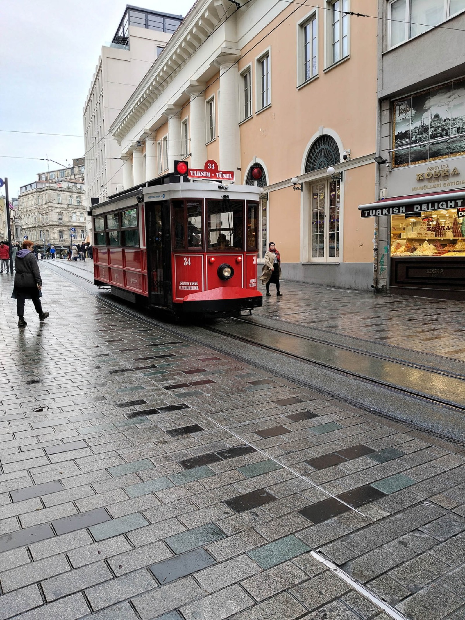 автора Каждый турист считает своим долгом побывать на улице Истикляль. // Фото автора.