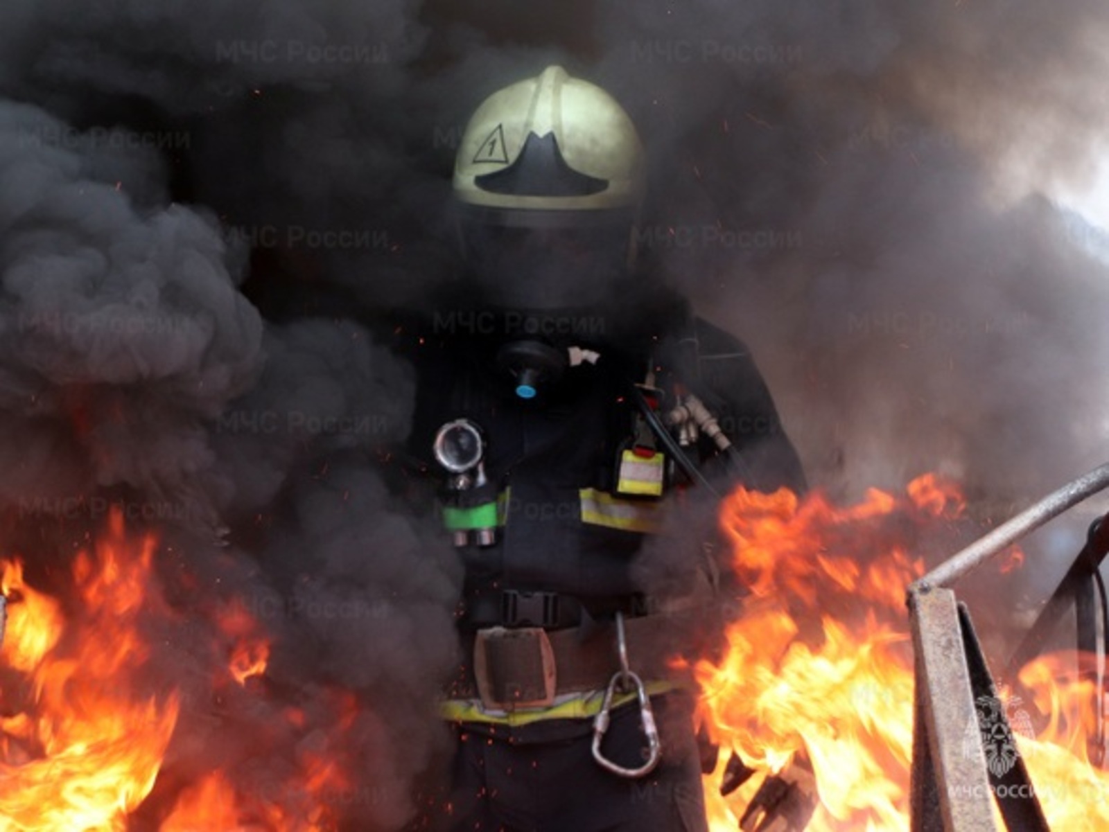 В Башкирии загорелся дом с двумя малышами. Огонь уничтожил соседние постройки и автомобиль