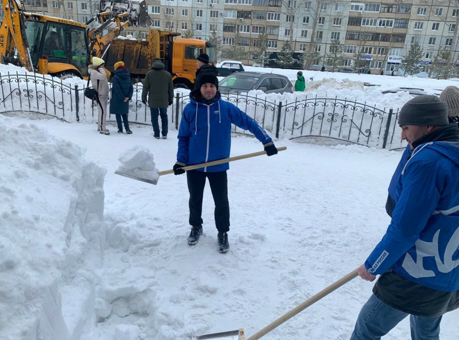 В Уфе прошла акция «Уберем снег вместе!»