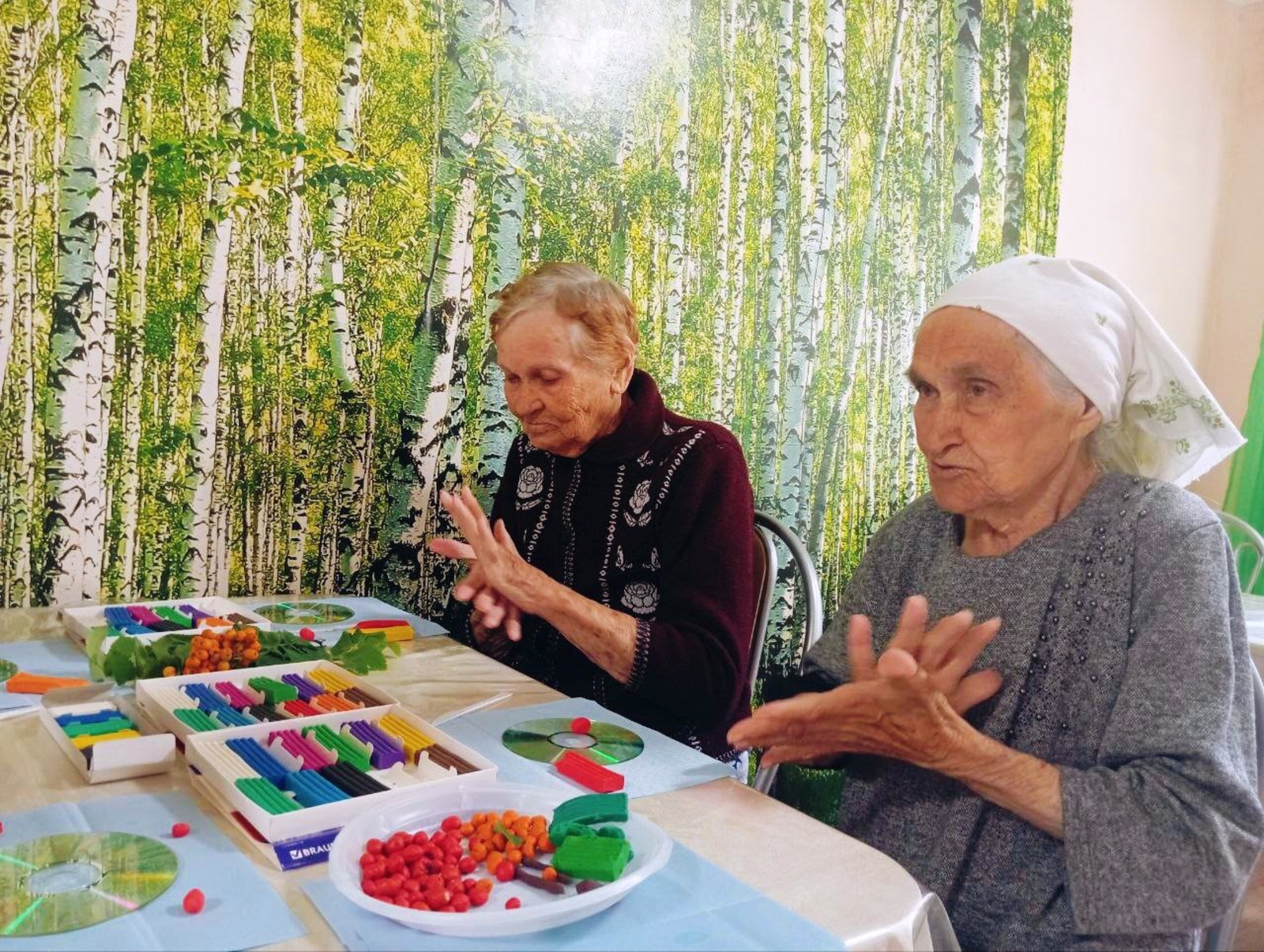 предоставлено Октябрьским домом-интернатом для престарелых и инвалидов Лепка из пластилина призвана улучшить мелкую моторику рук и «отодвинуть» деменцию.