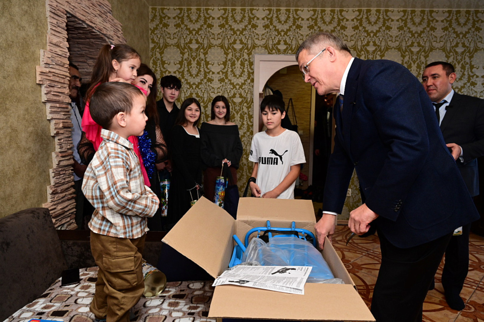 Радий Хабиров встретился с мамой Героя России и семьей погибшего бойца