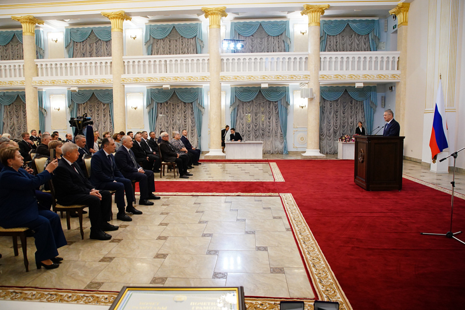 Радий Хабиров вручил госнаграды работникам промышленности