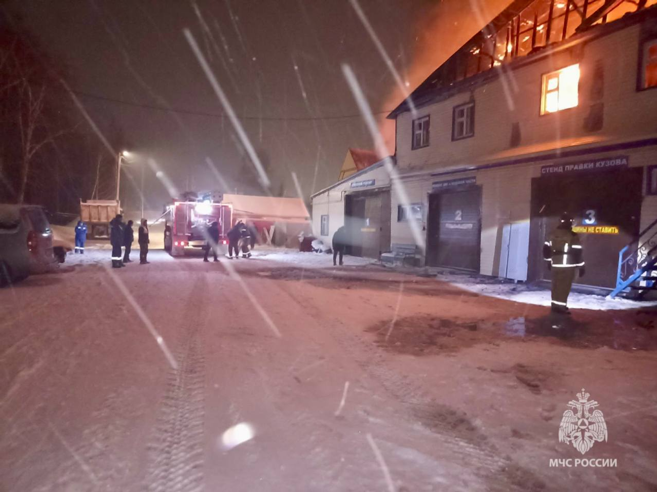 В Учалах сгорело здание двухэтажного автосервиса