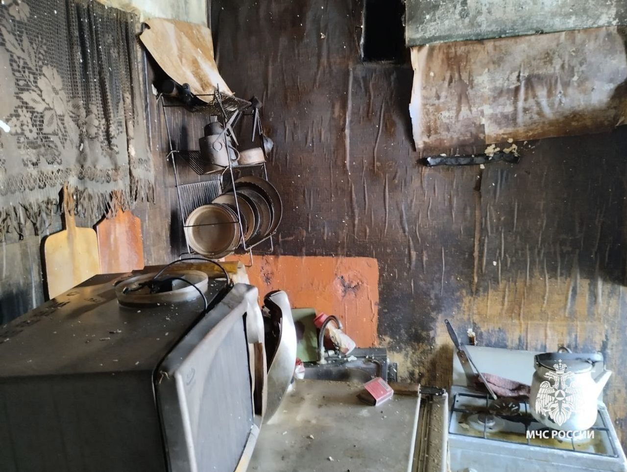 В Баймаке при пожаре огнеборцы спасли тринадцать человек