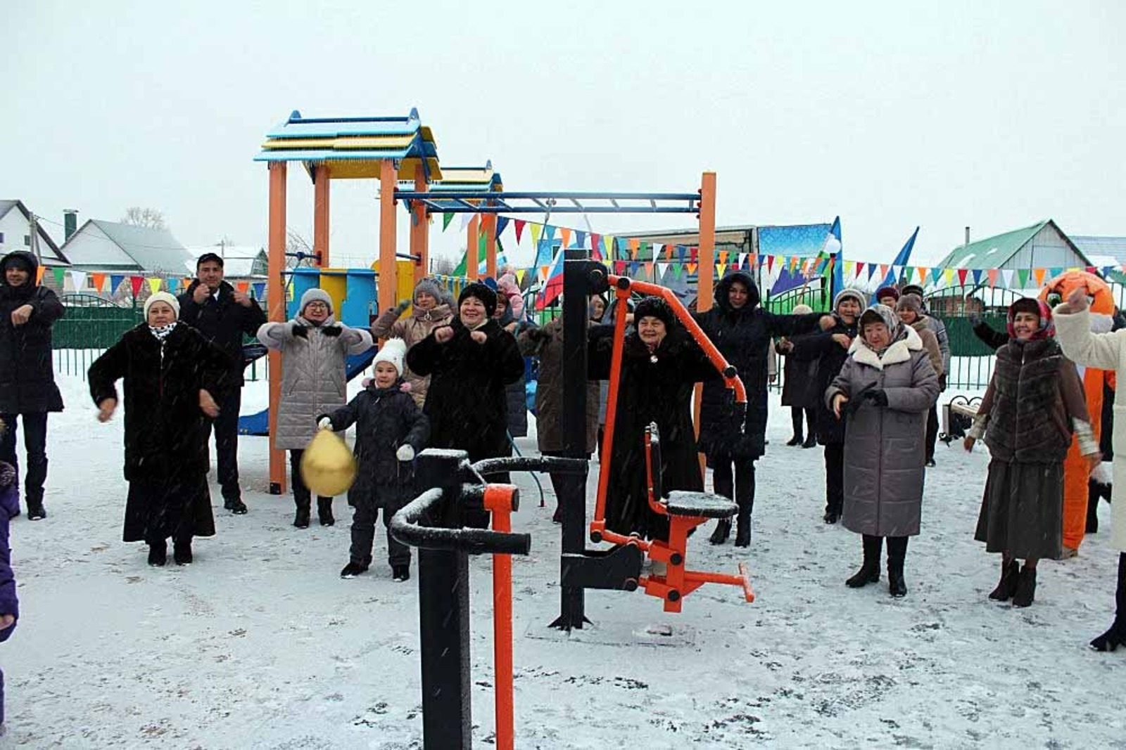 с сайта Министерства ЖКХ РБ За победу в конкурсе — детская площадка со спортивными тренажерами.