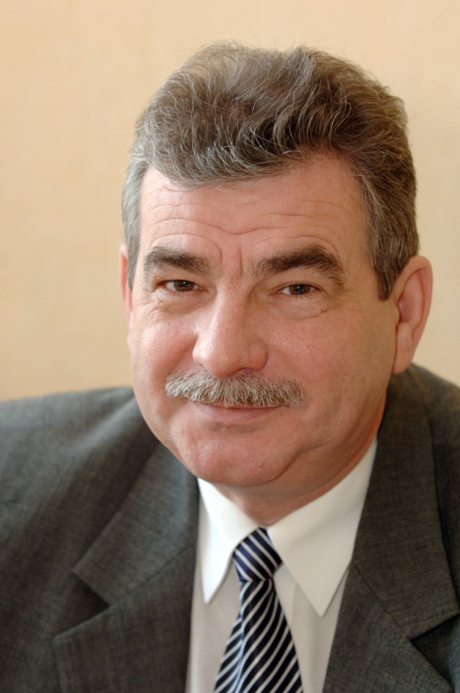 Раиф БАДЫКОВ  Вот этот самый портрет и висит на стене у нас в редакции.