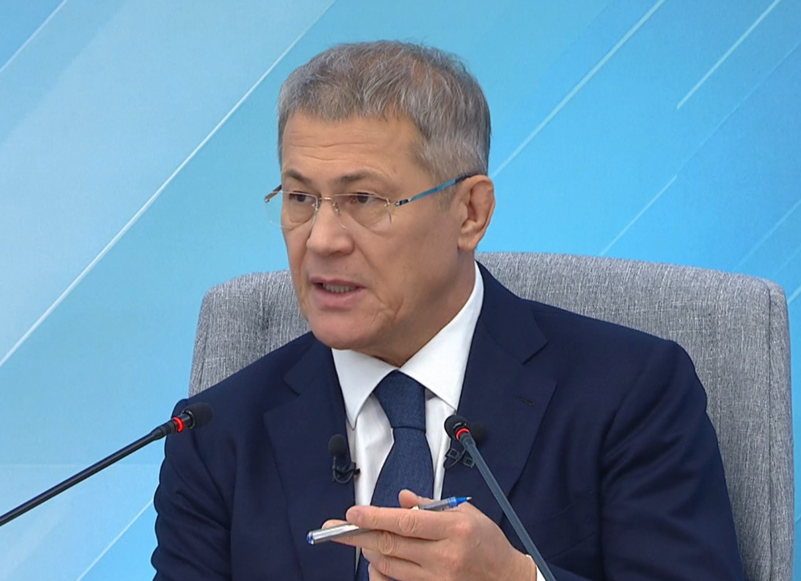 Радий Хабиров поручил рассмотреть вопрос со спортзалом в школе села Михайловка