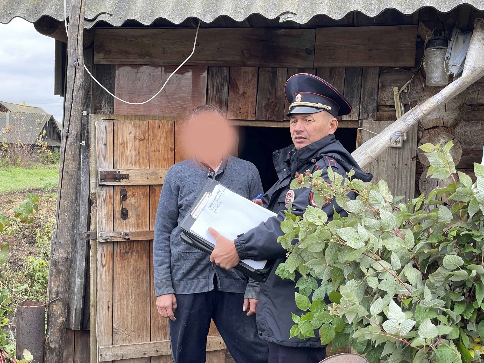 Тимур ХАЙБУЛЛИН  Наблюдение за освобожденными из мест лишения свободы — одна из 120 обязанностей участкового: Рафиль Миннегулов нанес очередной визит своему «подопечному».