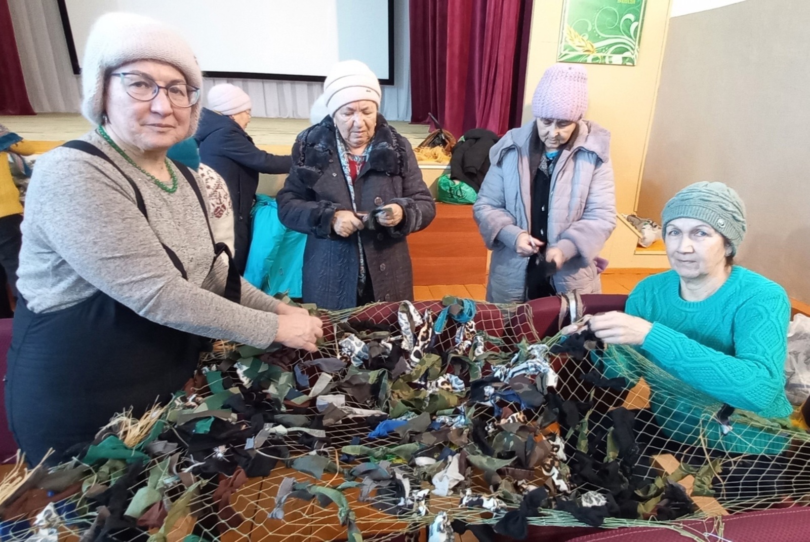 В Башкирии жители села Старый Сибай плетут маскировочные сети для участников СВО
