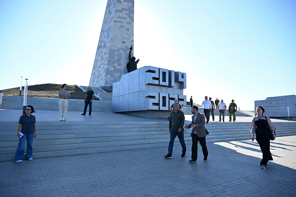 Радий Хабиров возложил цветы к «Саур-Могиле» в ДНР