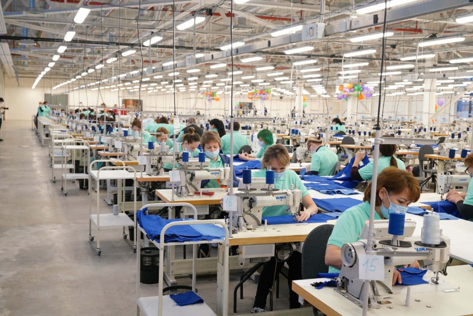Новые швейные фабрики. Аркада Ишимбай швейная фабрика. Фабрика по пошиву. Фабрика по пошиву одежды. Швейный цех.