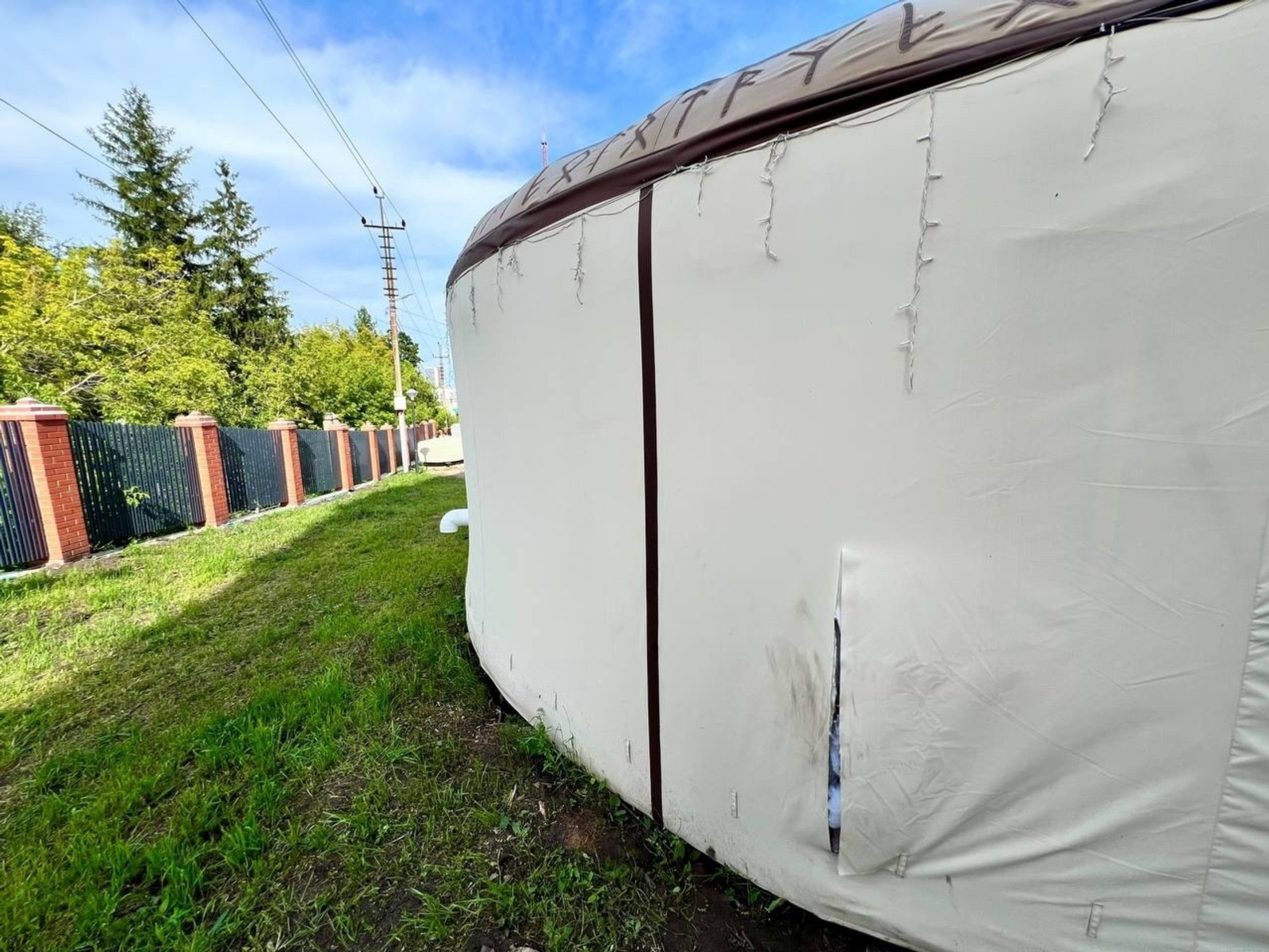 В Уфе вандалы испортили новую юрту у водонапорной башни