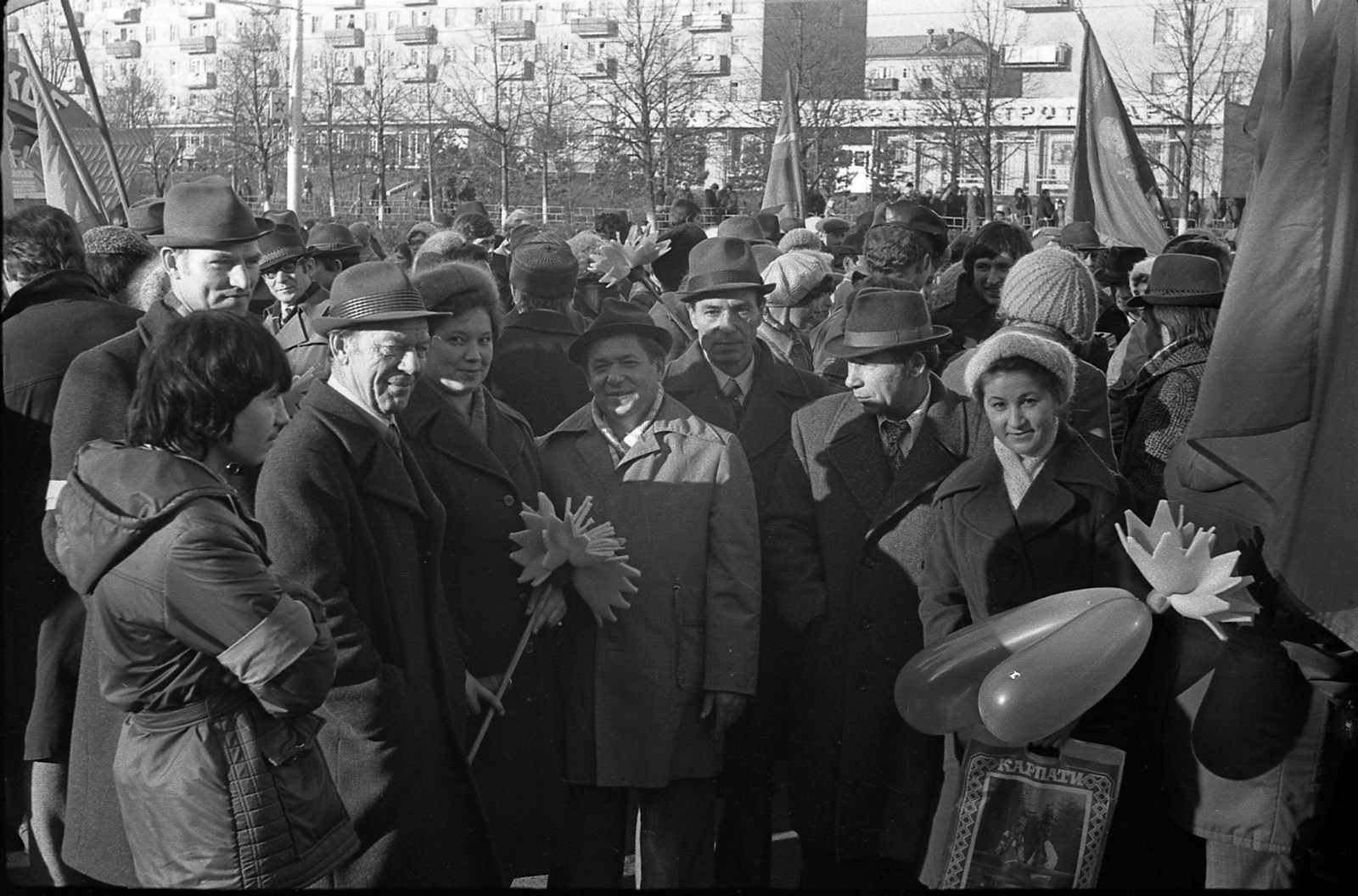 Олег ТИХОМИРОВ  Праздничная демонстрация в Уфе 7 ноября 1981 г.