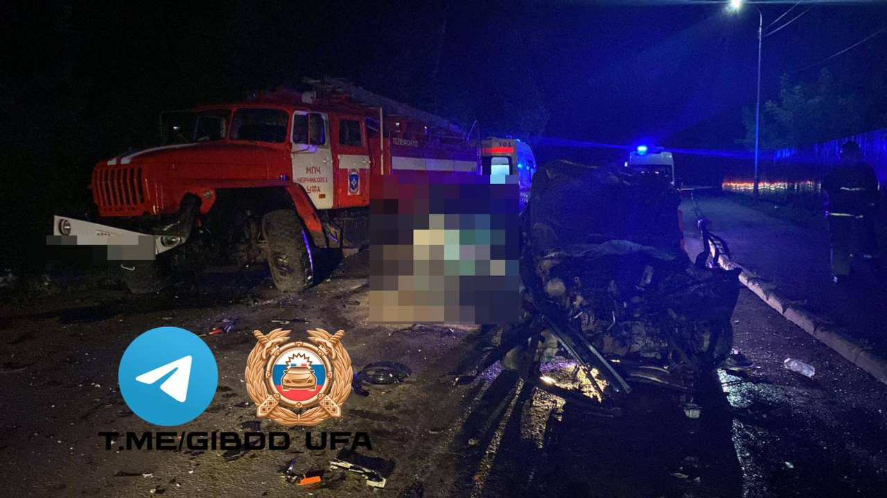 В Уфе девушка за рулём легковушки врезалась в пожарную машину