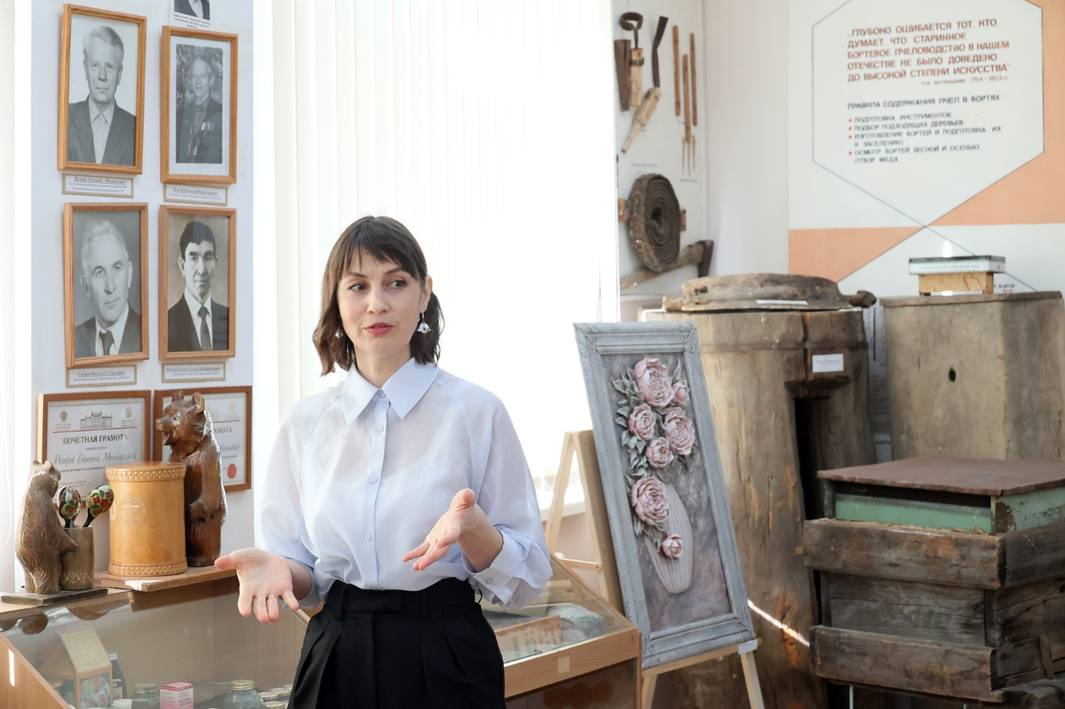 Александр ДАНИЛОВ  Айгуль Тимирбаева в интерьерах музея.