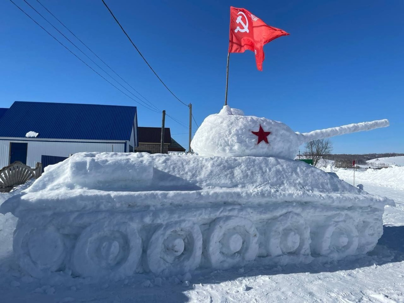 из архива семьи Александра ИЛЬИНА Легендарный танк Т-34 мастер создал в натуральную величину.