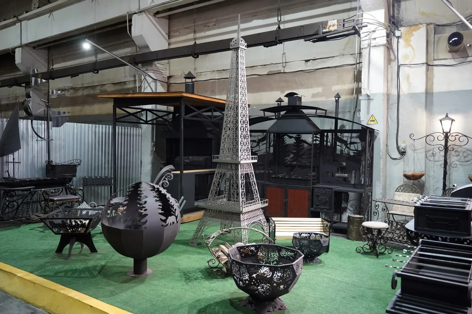 Роберт БИКМУХАМЕТОВ  Мастера по металлу могут не только мангалы изготовить, но и Эйфелеву башню в миниатюре.