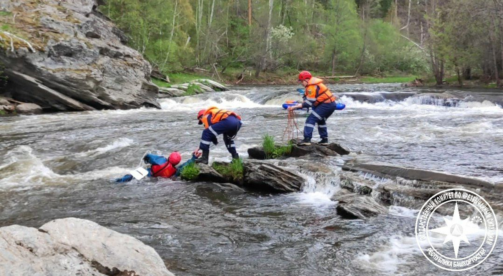 Спасатели Башкирии вытащили из горной реки упавших туда туристов
