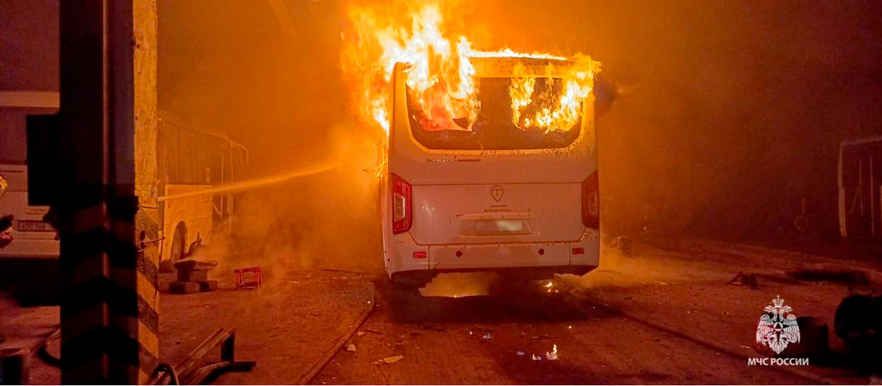 В Башкирии в ремонтном цеху сгорел автобус