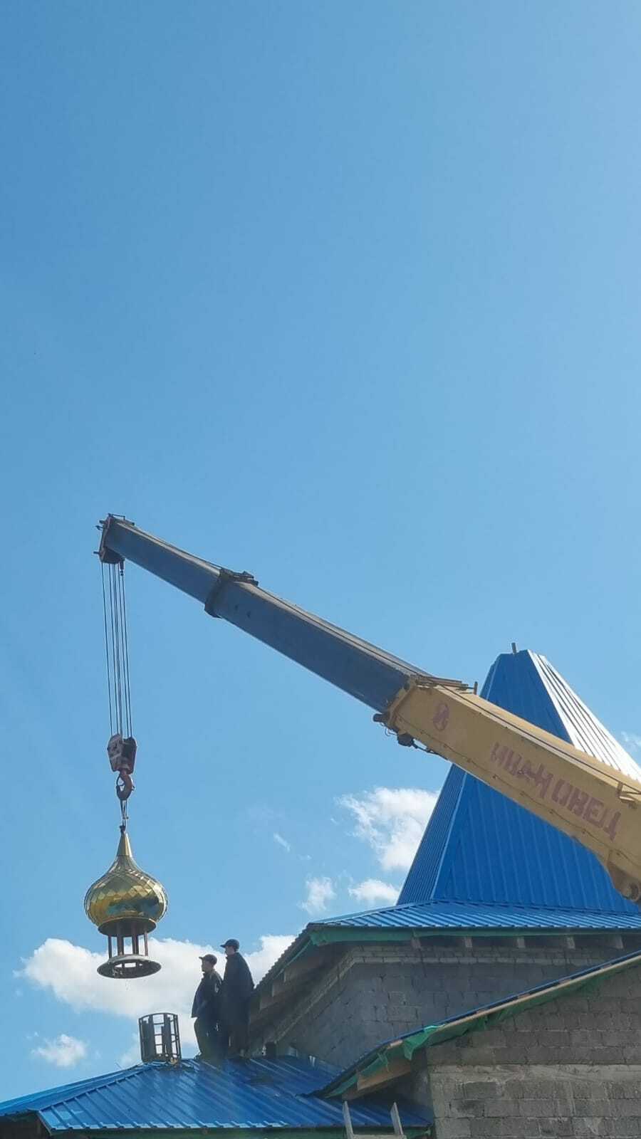 В Уфимском районе освятили и подняли купола на строящуюся «народную» церковь