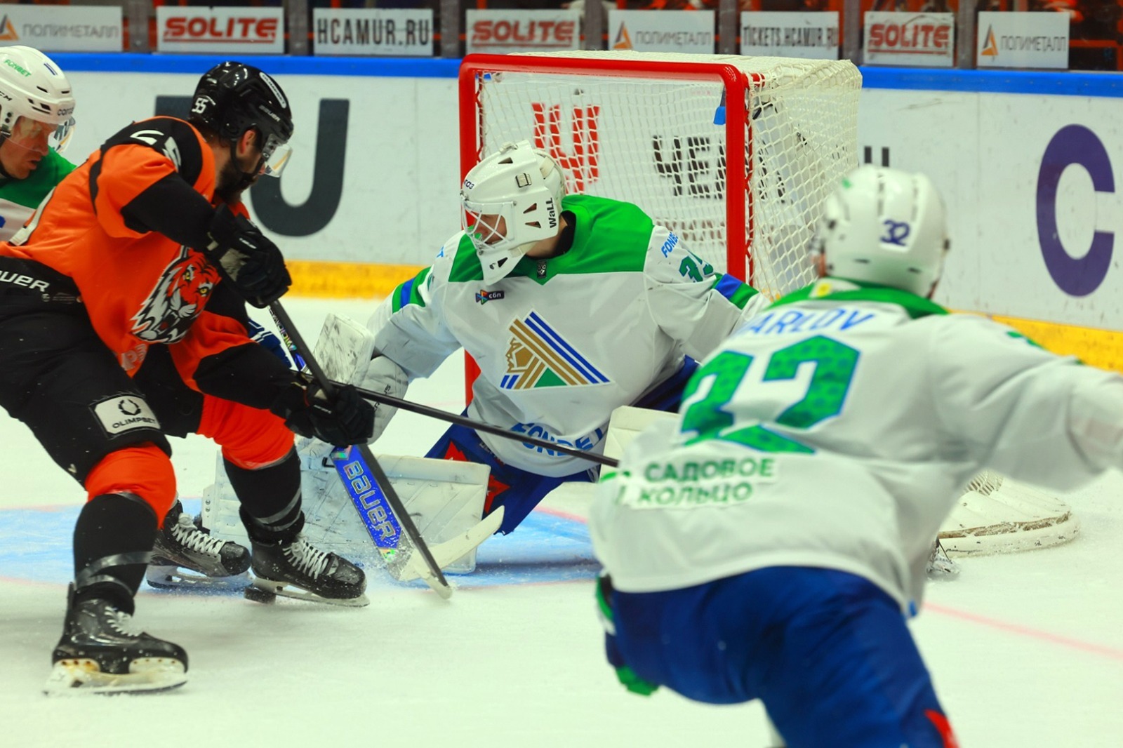 пресс-служба ХК «СЮ» Хабаровчане (в оранжевой форме) атаковали ворота юлаевцев нечасто, но опасно.