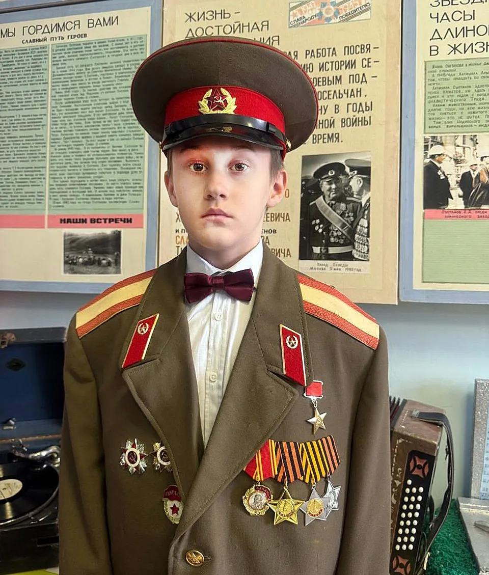 из семейного архива СУЛТАНОВЫХ Правнук в кителе, в котором прадед участвовал в Параде Победы 1985 года на Красной площади.