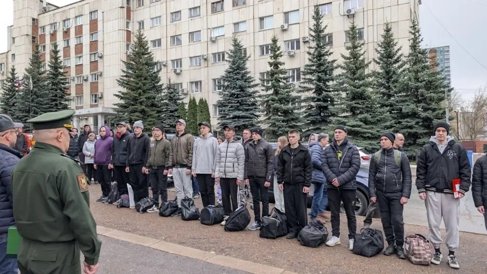 Из Уфы в армию отправились первые новобранцы весеннего призыва