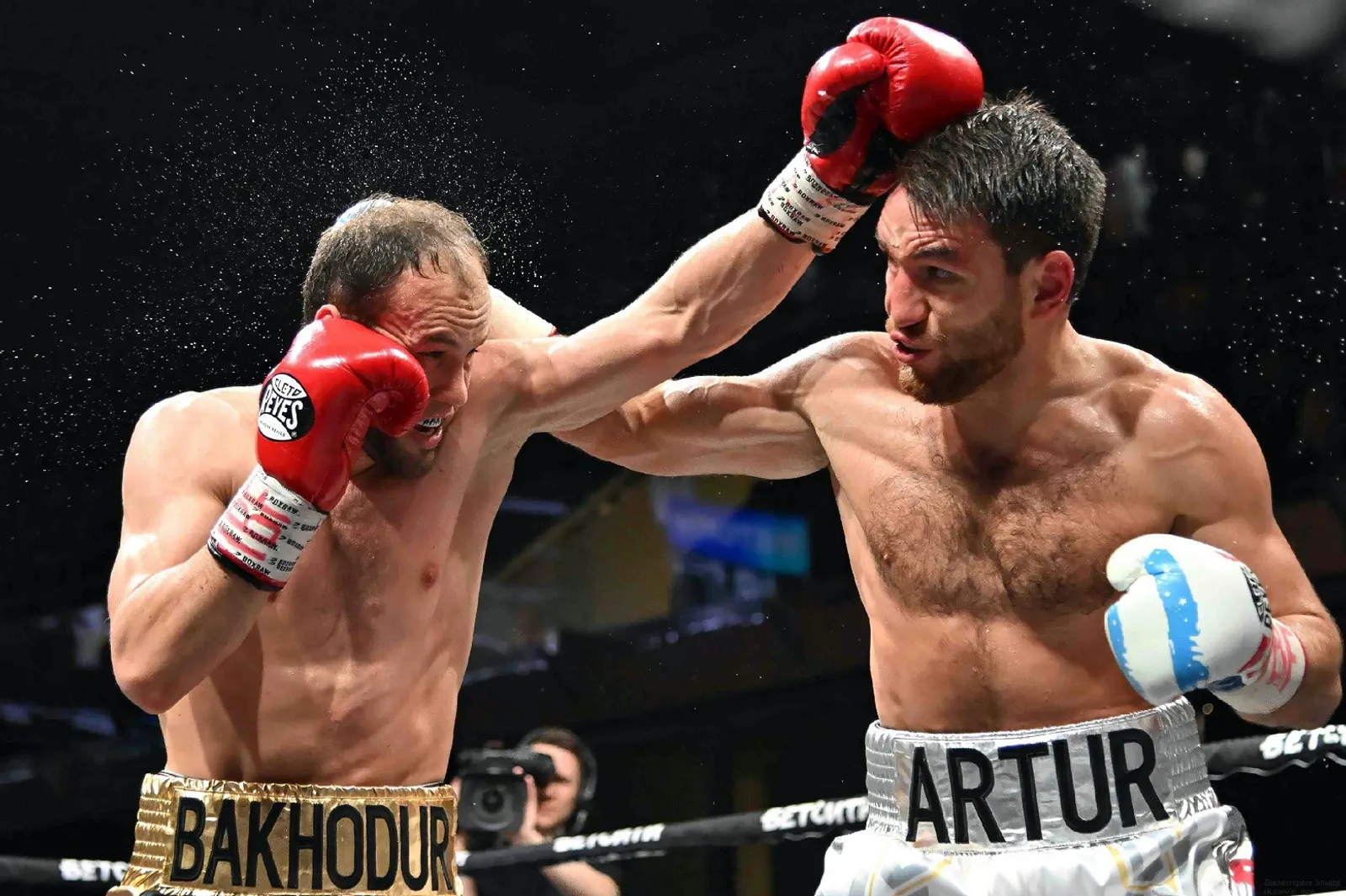 пресс-служба Федерации бокса РБ Только во второй половине боя Артур Субханкулов (справа) сумел взять инициативу в свои руки.