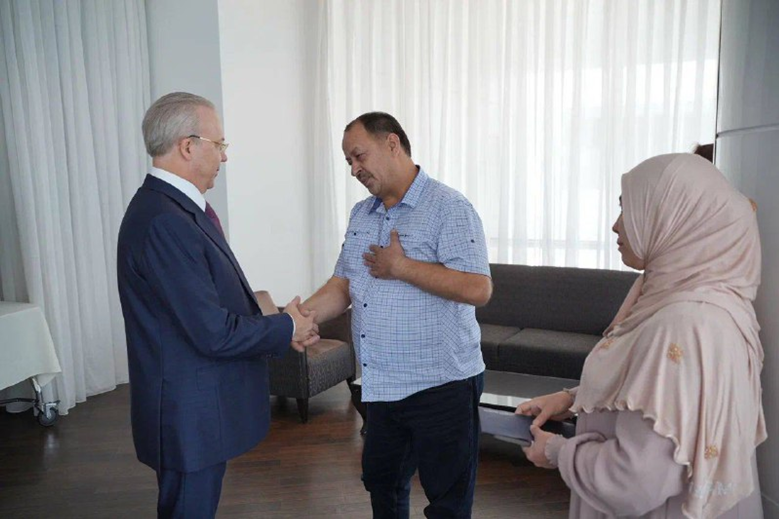 Андрей Назаров встретился с семьёй студента, спасшего двоих детей