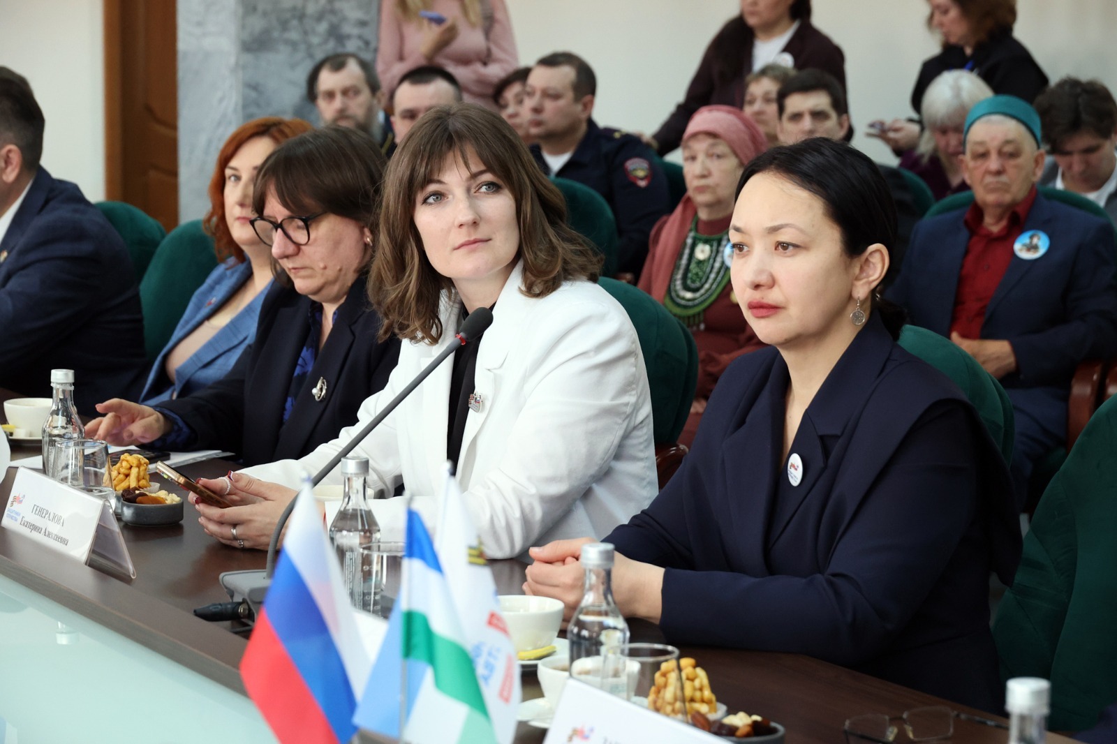 Александр ДАНИЛОВ  Гульбахор Шакирова (справа) теперь помогает другим женщинам пережить беду и продолжать жить.