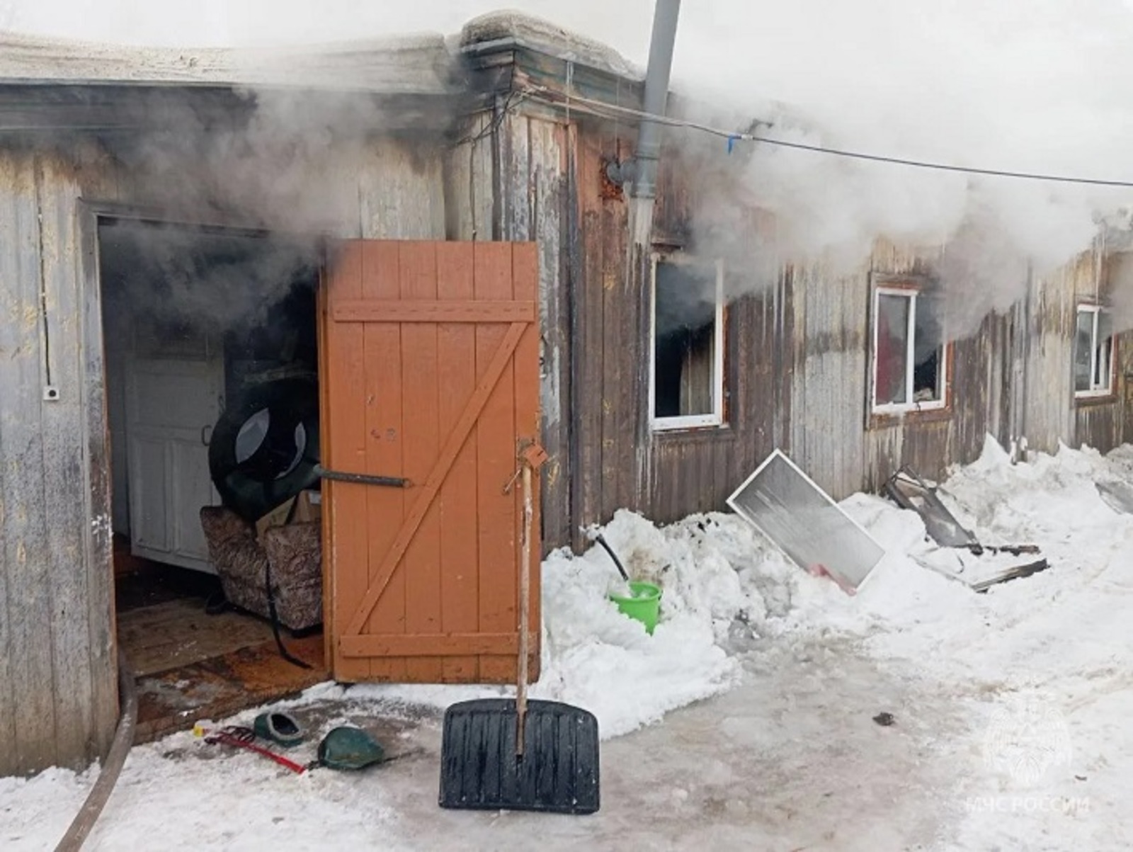 В Башкирии едва успели вытащить из горящего дома троих детей