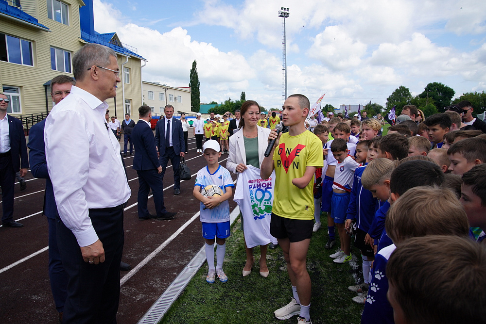 Радий Хабиров посетил обновлённый стадион «Спартак» в Мелеузе